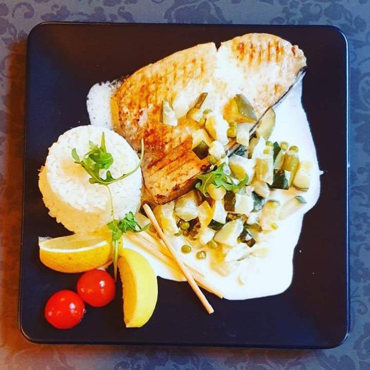 Plat de filet de poisson, accompagné de riz blanc et de légumes Arras
