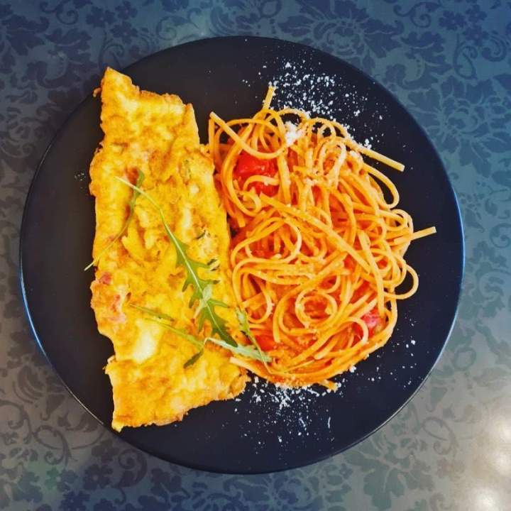 Spaghettis à la sauce tomate, accompagnés d'une frittata Arras
