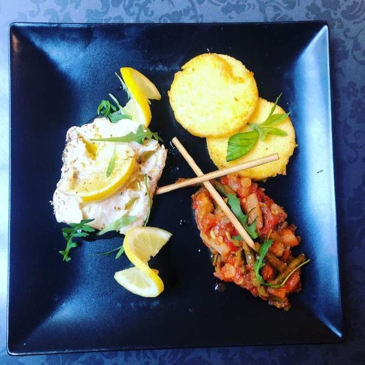 Plat de filet de poisson servi avec une polenta et et des légumes Arras