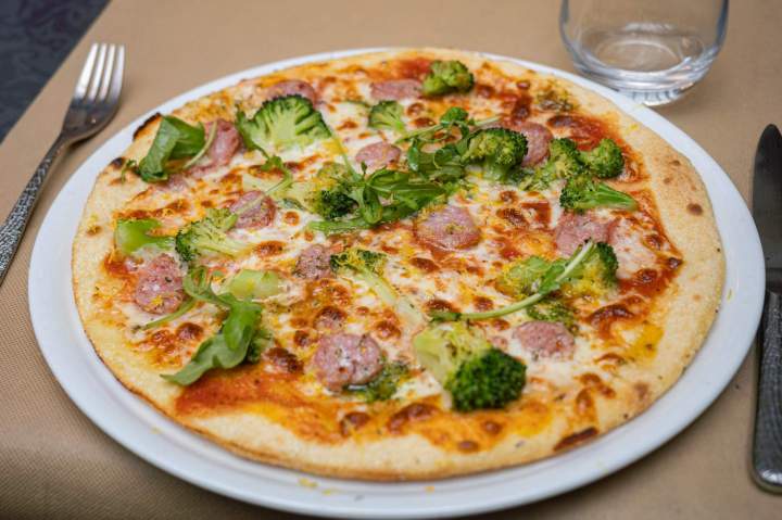 Des pizzas savoureuses à la pâte croustillante